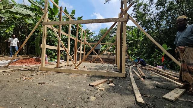 পাথরঘাটায়  কবরস্থানের জমিতে ঘর নির্মাণ করলেন বিএনপি নেতা !
